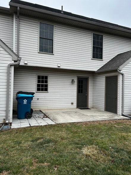 Patio and storage shed - 365 Melbourne Ln
