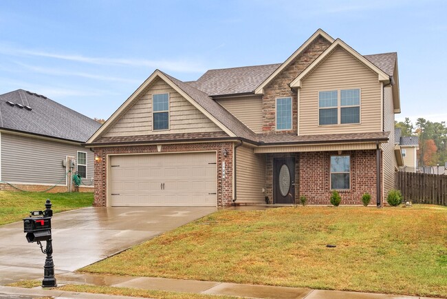 Building Photo - Pet Friendly Three Bedroom in Rossview!