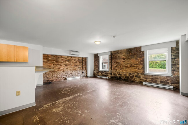 Building Photo - 40 Elm St