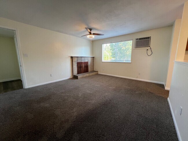 Building Photo - Three bed/Two Bath Upstairs Apartment | Available Now