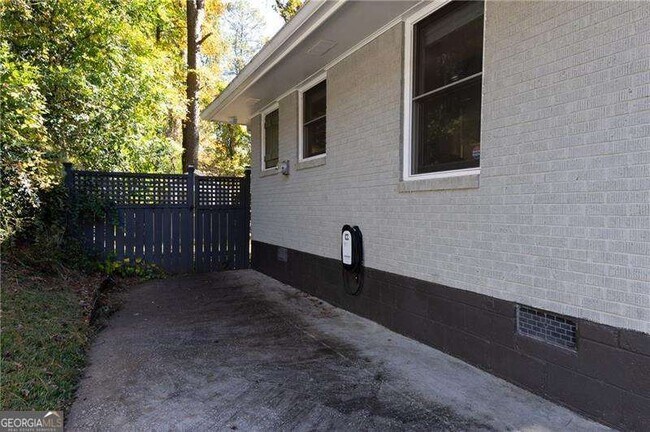 Building Photo - 1290 Glen Forest Way