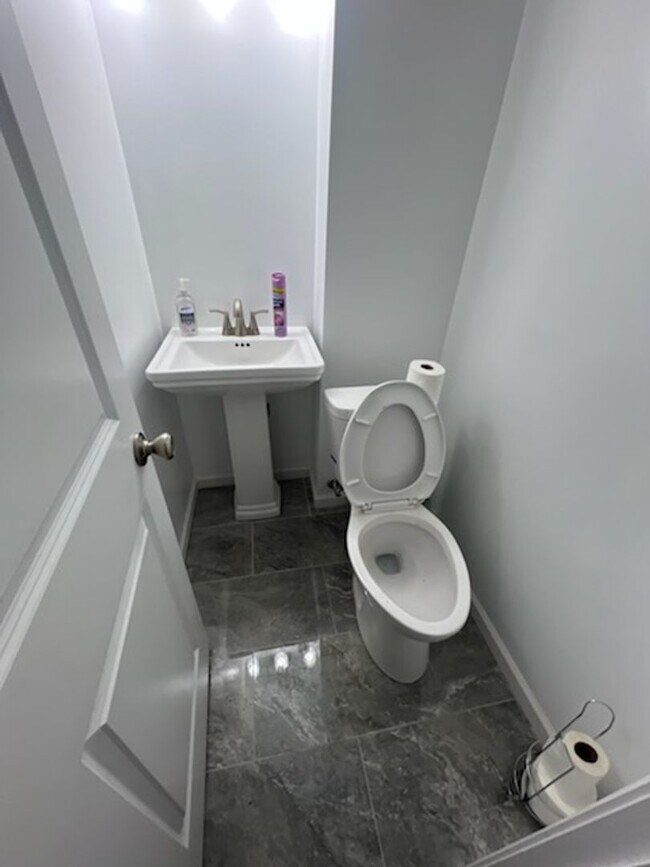Building Photo - Spacious 3-Bedroom, 2-Bath Bungalow with G...