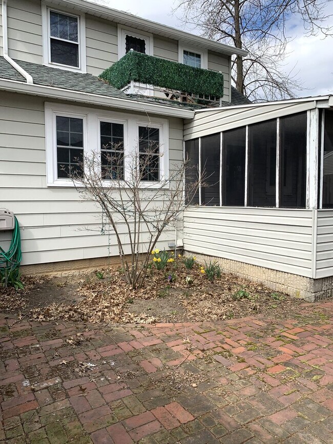 Building Photo - Charming 3-Bedroom Home on Spacious Corner...