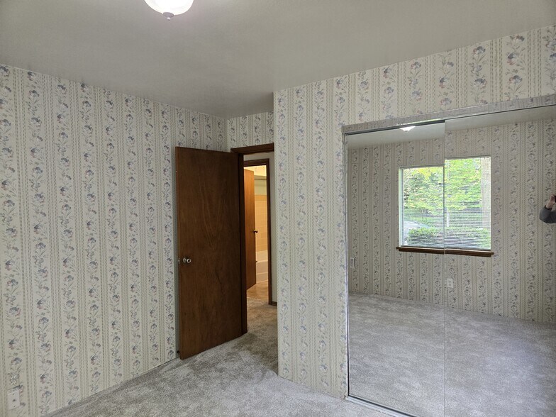 Mstr Bdrm entry/closet - 4005 N 24th St