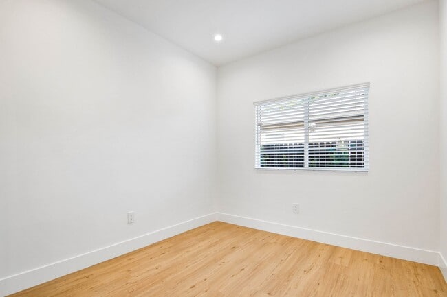 Building Photo - Modern 5 bedroom House for lease in Northr...
