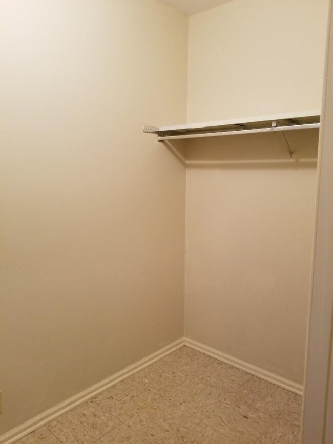 Building Photo - 3 br, 2 bath House - 13 Cresthill Dr. #30