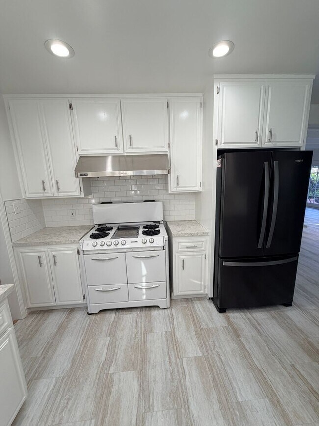 Building Photo - 8046 Dunfield Ave