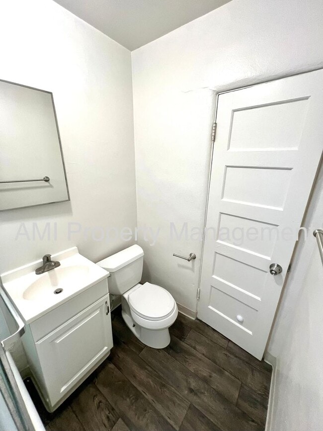 Building Photo - $1000 OFF 1st Month's Rent!!