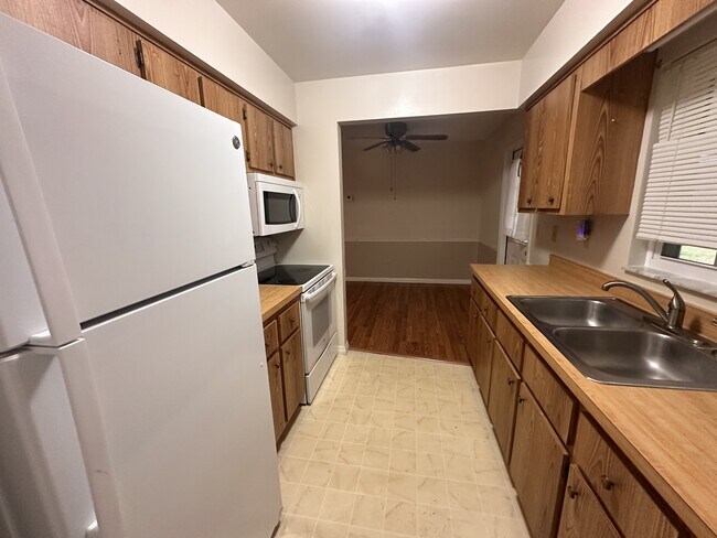 Building Photo - 30 Hemlock Terrace Dr