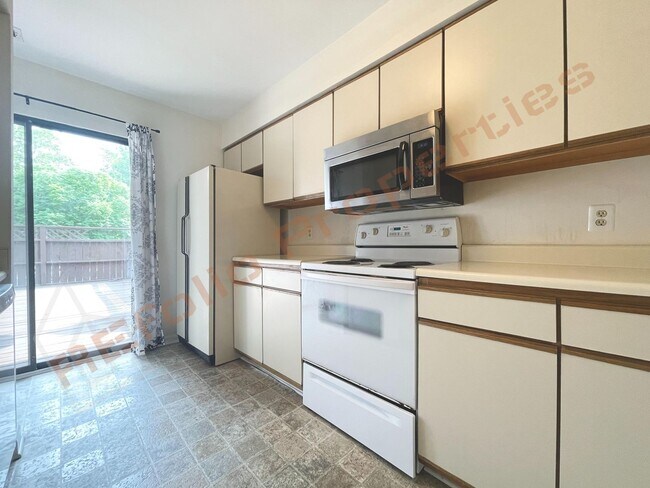 Building Photo - Beautiful 2 bedroom 2.5 bath Condo w/ 2 Reserved Parking Space @ Finley Forest, Chapel Hill, Avai...