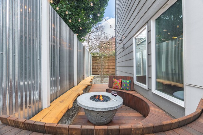 Building Photo - Welcome Home Modern Townhome in the heart of Freemont