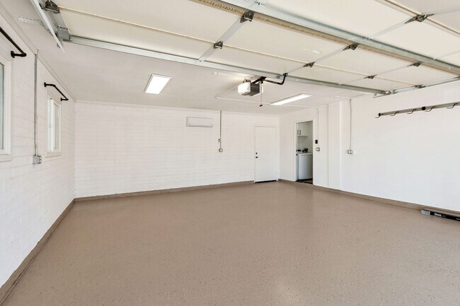 Building Photo - Remodeled 3 Bed 2 Bath 2 Car Garage Unfurnished 12 month lease with bonus room and AC in 2 car ga...