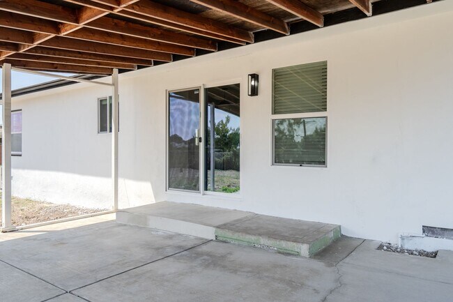 Building Photo - Fully remodeled!