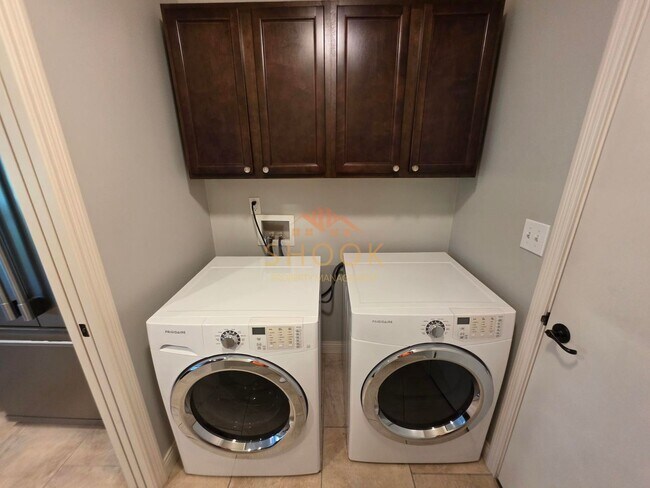 Building Photo - Luxury Home off of Coyote Crossing Golf Cl...