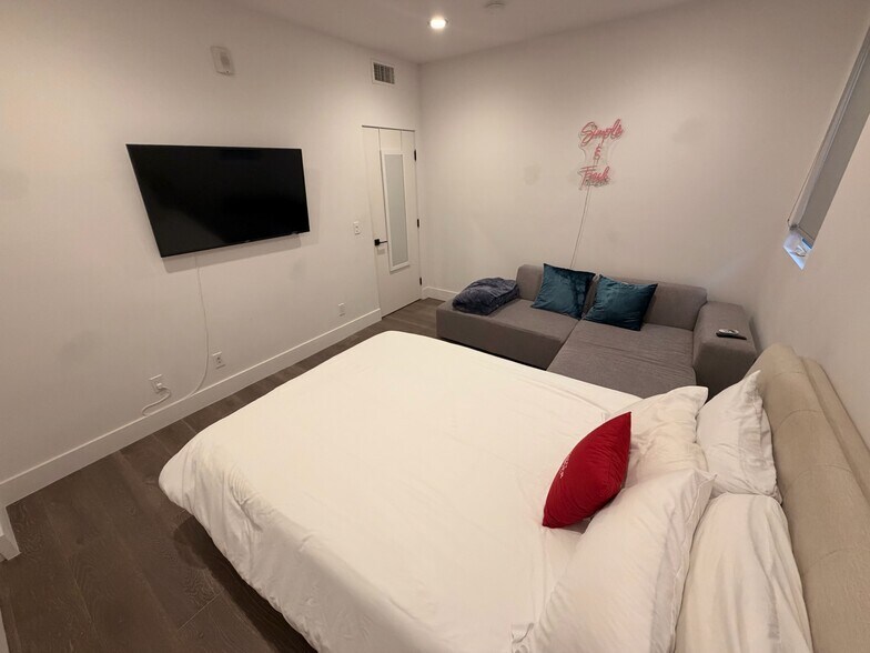 Large Guest Room - 935 N Hudson Ave
