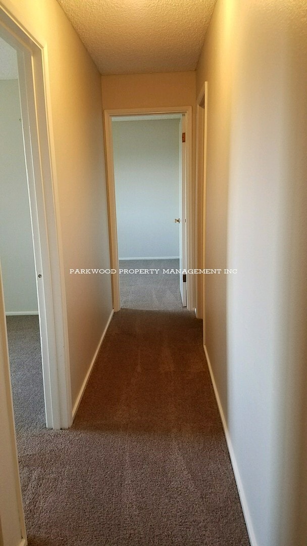 Building Photo - 2 Bedroom, North Tacoma, $1595 + $100 w/s/g = $1695.00, upper floor apartment