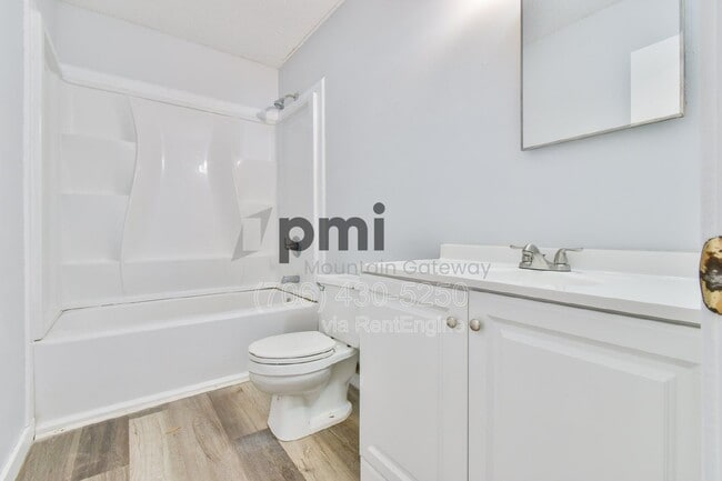 Building Photo - 42 Greenwood Cir