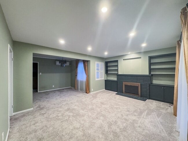 Building Photo - Beautiful 3bd 2 ba House