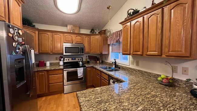 Building Photo - Single Family House off Turpin! 3 Bed/2 Ba...