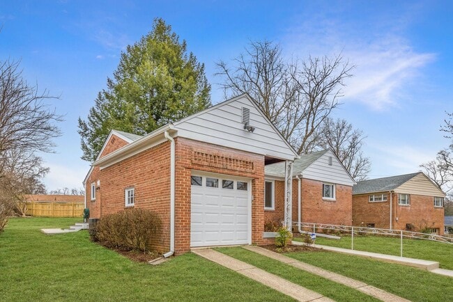 Building Photo - 3 Bed 2.5 Bathroom - Chevy Chase Rancher -...