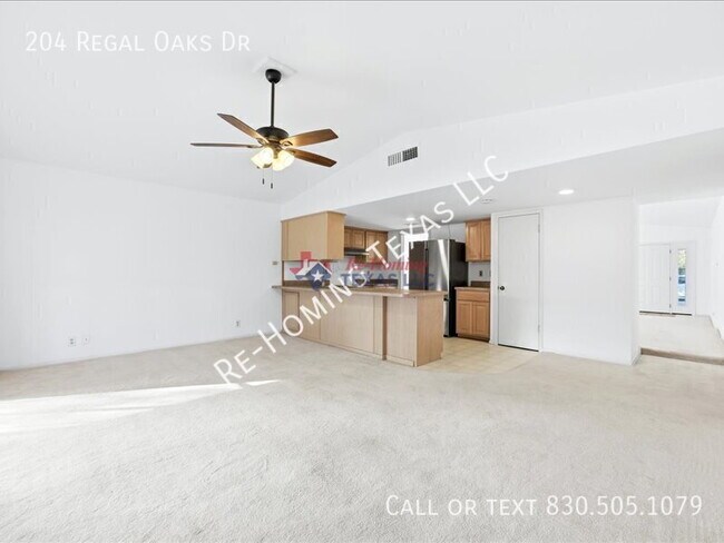 Building Photo - 204 Regal Oaks Dr