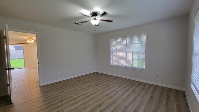 Building Photo - 215 Pine Shadow Dr