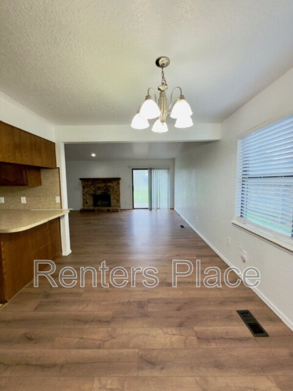 Building Photo - 1907 E 66th Pl