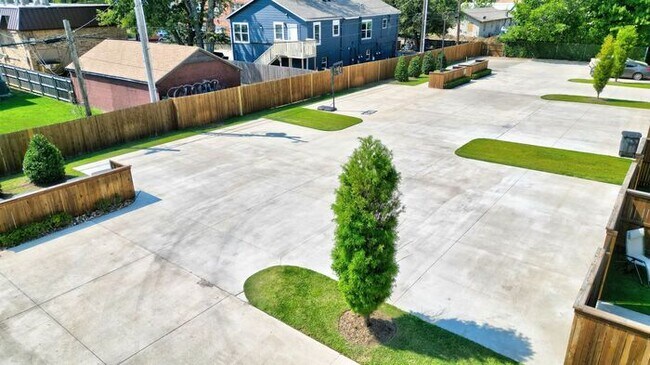 Building Photo - Luxury 4BR Townhome + Office | Near Downto...