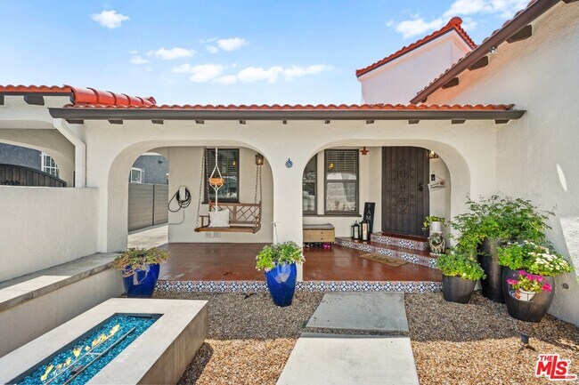 Building Photo - 3871 Roxton Ave