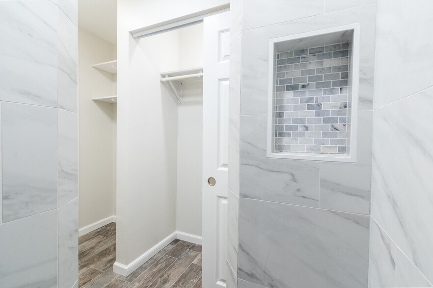 Building Photo - 582 Douglas St