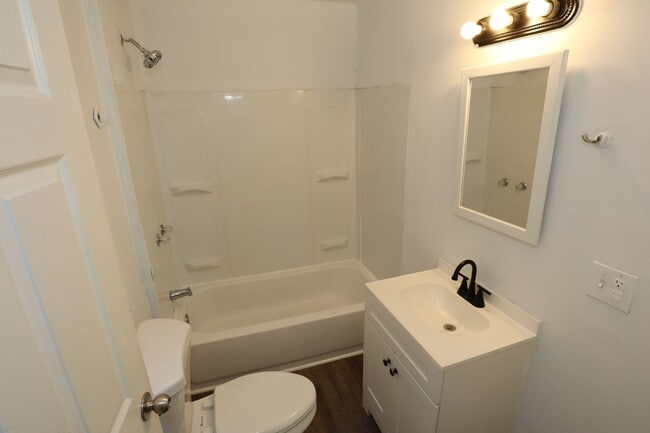 Building Photo - 2 Bedroom Indianapolis House!