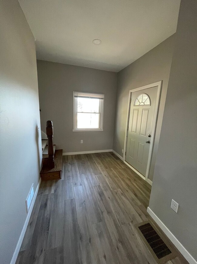 Building Photo - Just Renovated 4 Bedroom, 2 Bathroom Corne...