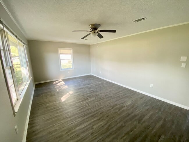 Building Photo - 1302 N Maple St