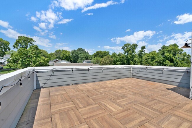 Building Photo - Modern Living In East Nashville!