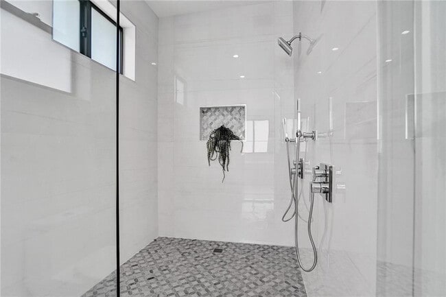 Building Photo - 1211 SE 1st St