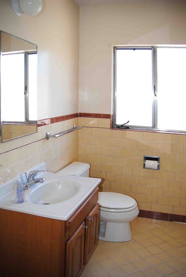Bathroom - 523 Athol Ave