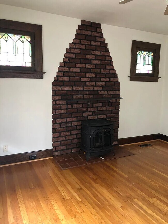 Building Photo - 8823 Powell Ave