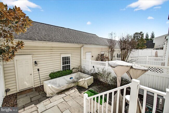 Building Photo - 910 Featherstone St