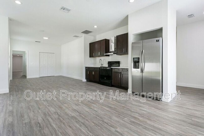 Building Photo - 1649 Lake Dr