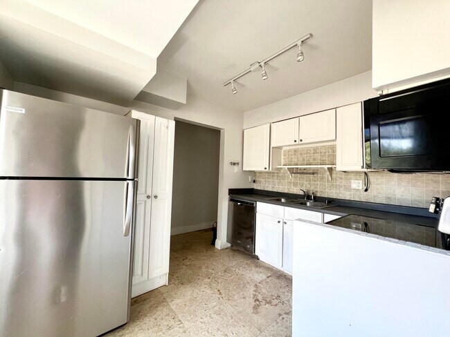 Building Photo - 717 Gardens Dr