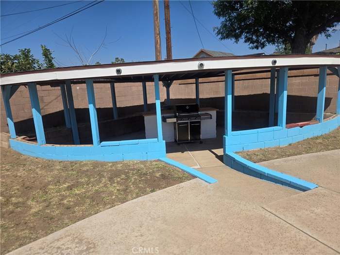 Building Photo - 979 N Gardena Ave