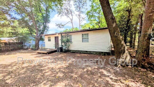 Building Photo - 4527 Versailles Dr