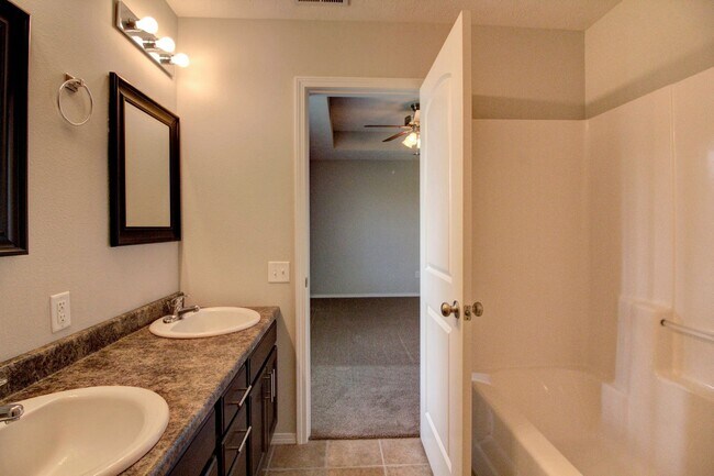 Building Photo - 3 Bedroom in Springfield!