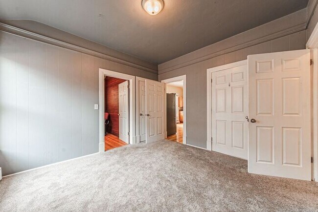 Building Photo - Victorian Home Downtown! 6 - Month Leases ...