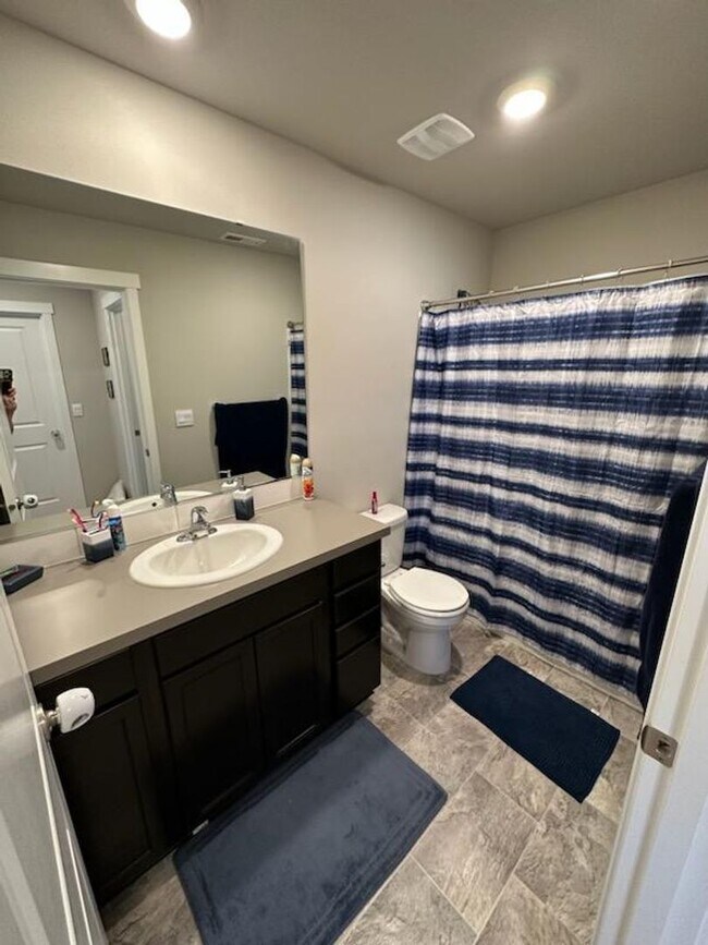Building Photo - Large Bremerton Townhome