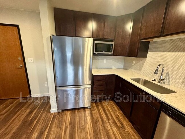 Building Photo - 208 E Greenfield Ln