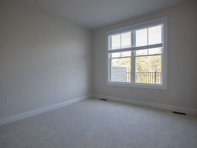 Building Photo - Walkable Short Pump Living with a Huge Private Deck