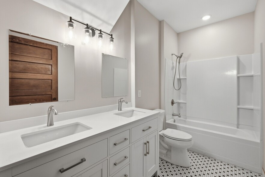 Building Photo - 808 W Main St