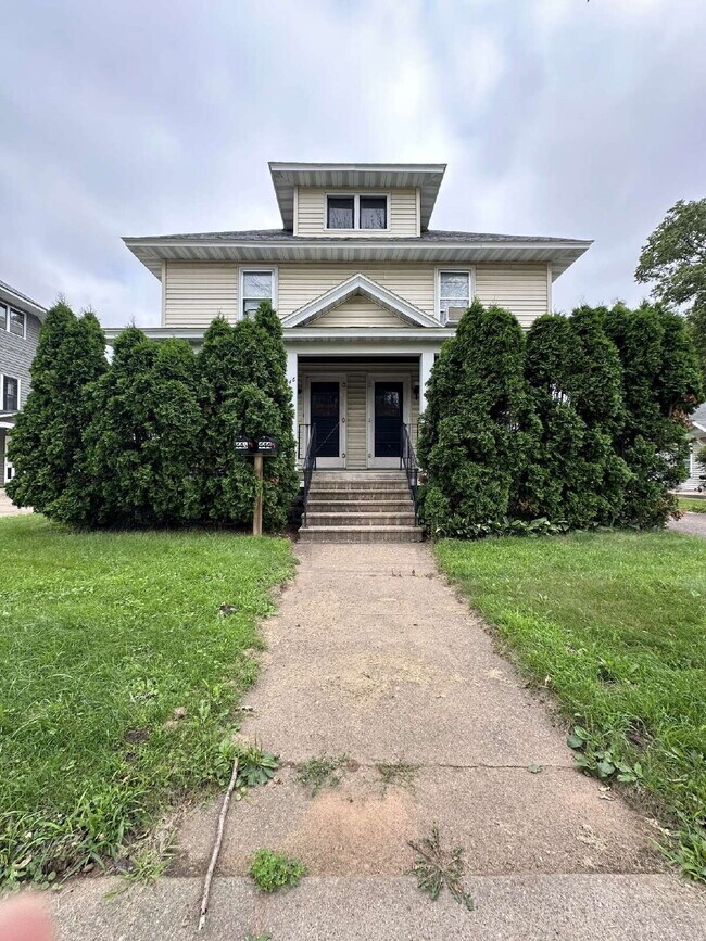 Primary Photo - 6 bedroom 2 bath Duplex - available for Ju...