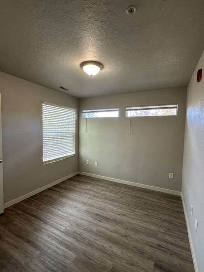 Building Photo - 207 Abraham Way